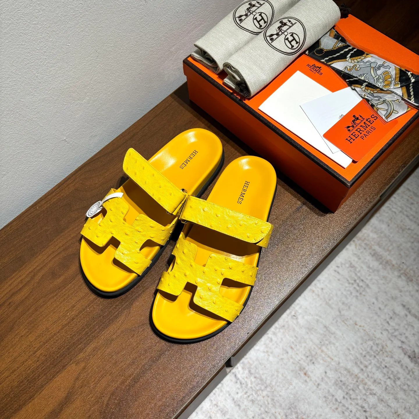 👟👟Ex-factory price 520👟👟 Men's size +10 Brand💗: HERMES Number💗: H8018-210199 Color💗: Ostrich pattern new color system Size 💗: 35 to 40 38-45 Upper material: imported calfskin Outsole material: Tpu anti-slip and wear-resistant outsole 🆕🆕🆕HERMES 2025 latest color matching, original purchased and dismantled, imported custom fabrics. All colors have been adjusted N times, striving to be zero different from the original! The top version for women 💰 Erjie's shoes that have become extremely popular recently - chypre sandals, which are comfortable for all ages and are cute and cute. Paired with various colored socks, it’s so trendy